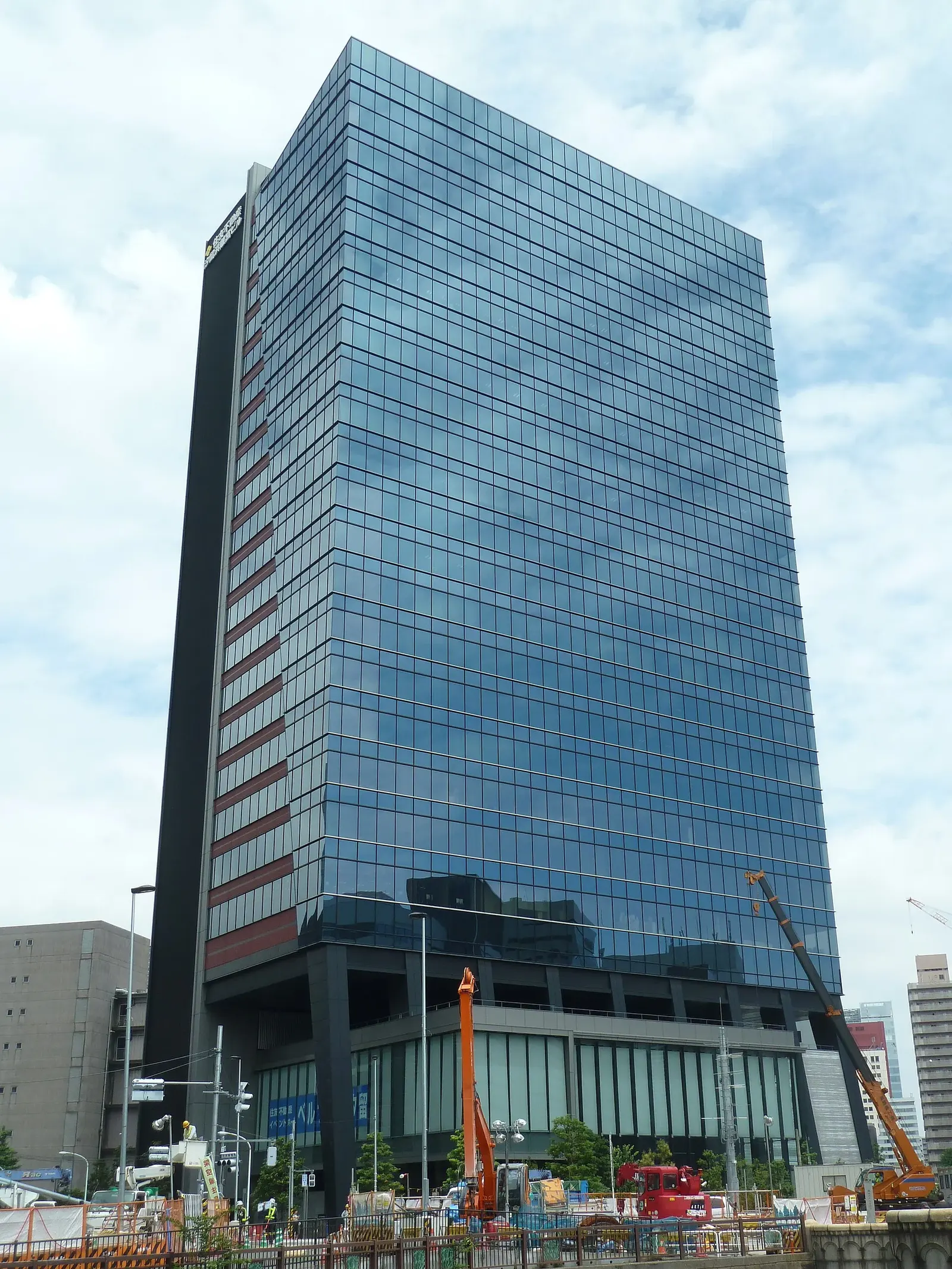 ガラス張りの高層ビル（汐留住友ビル）