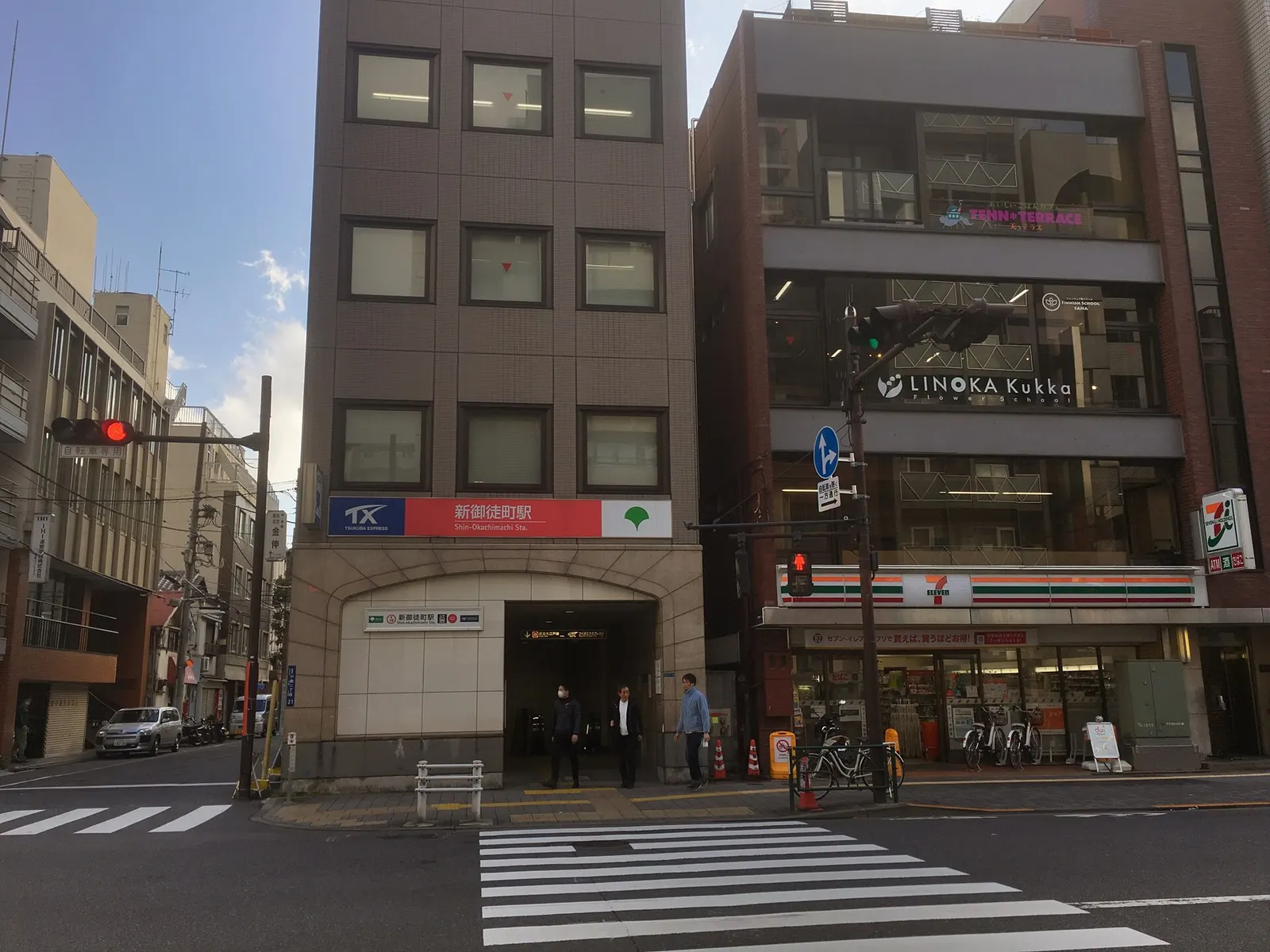 新御徒町駅の出口と、交差点に面したビル（東京都台東区）