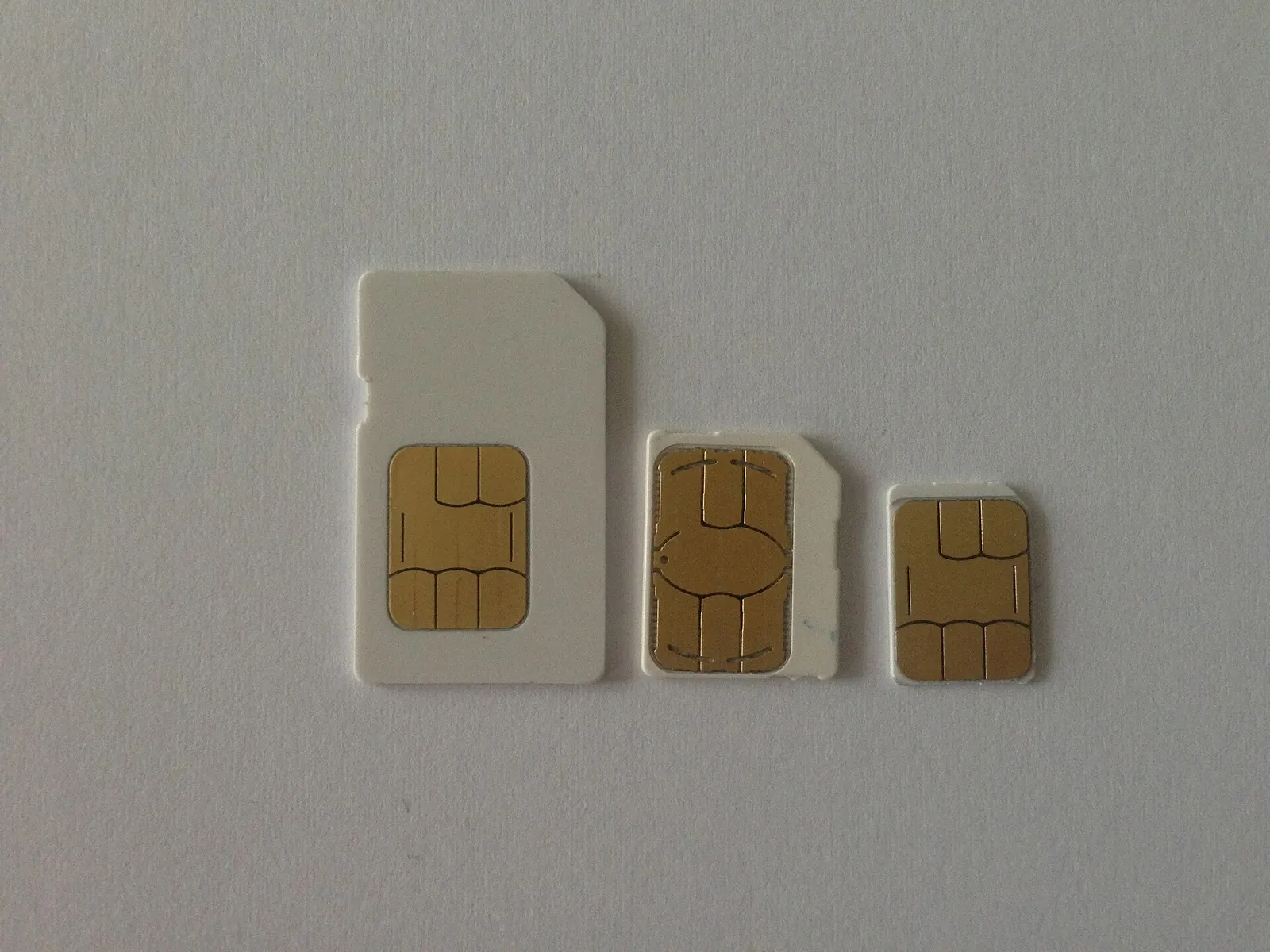 大きさの違う3枚のSIMカード